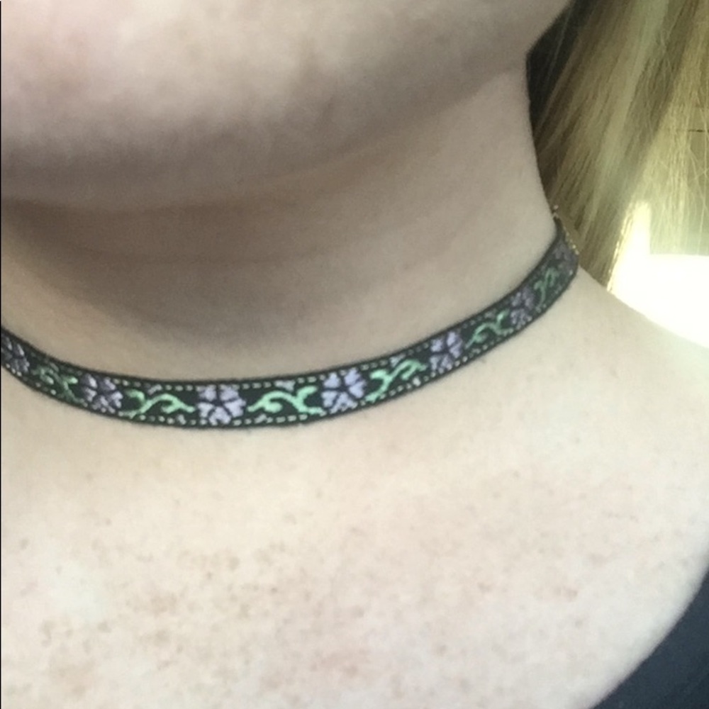 Choker - Picture 2 of 6